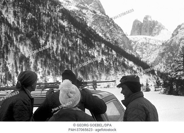 Observers watch the three mountaineers during their ascent at the northern face of the ""Große Zinne"". In the background the northern face of the ""Drei...