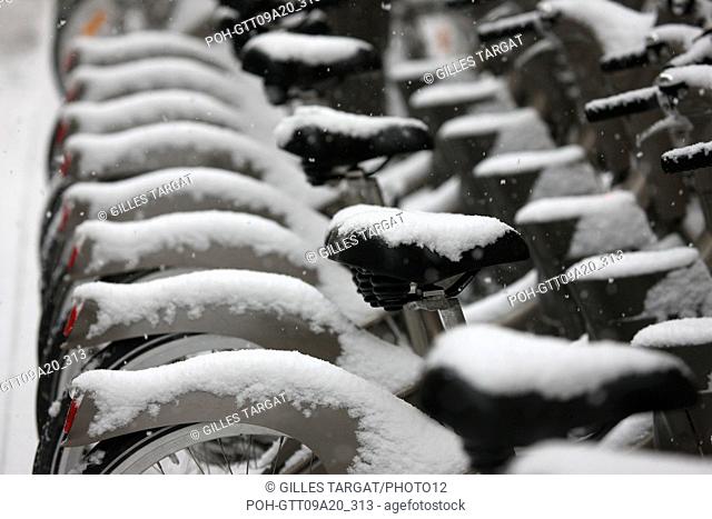 France, ile de france, paris 5th arrondissement, Snow, Snowy, Snowing, December 2009, Boulevard Saint Michel, Velib station , A line of bikes covered by snow