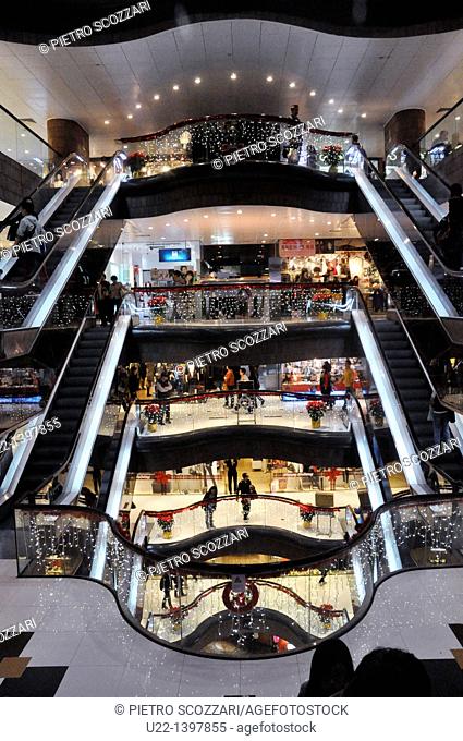 Hong Kong: shopping mall in Nathan Road