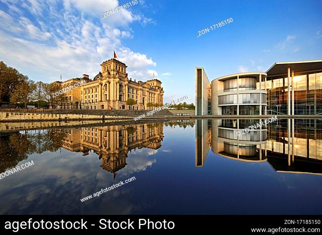 Panorama Reichstag mit Paul-Loebe-Haus und Spree im Morgenlicht, Berlin, Deutschland, Europa