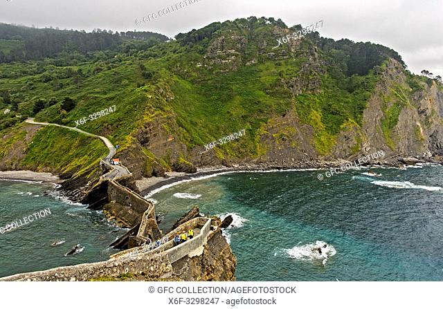 Cliff coast of the Bay of Biscay opposite the islet Gaztelugatxe near Bakio, Costa Vasca, Basque Country, Spanien