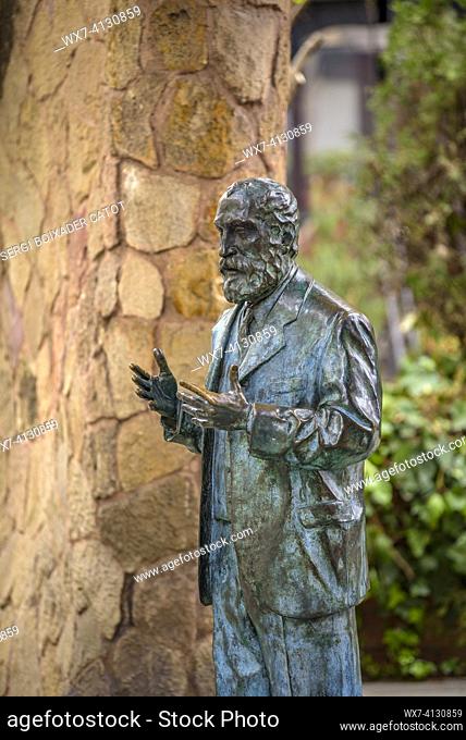ENG: Sculpture of Antoni Gaudí at the entrance of the Miralles gate, one of his most unknown works in Barcelona (Catalonia, Spain)