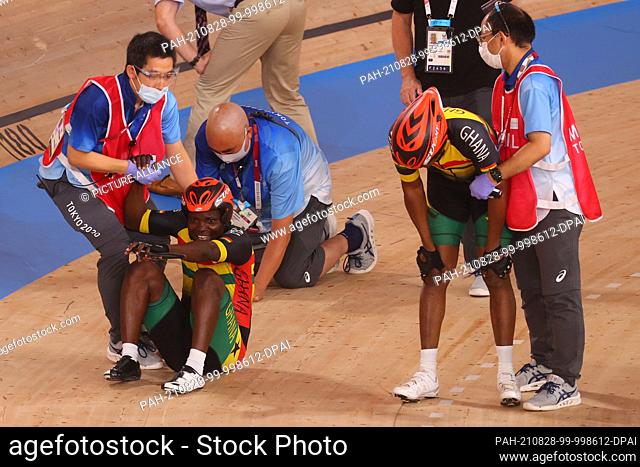 28 August 2021, Japan, Izu: Paralympics: Track cycling, 1000m time trial, men, B - visually impaired, at Izu Velodrome. Frederick Assor from Ghana and his pilot...