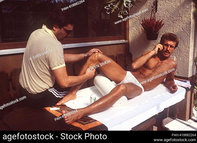 Ex-boxer Rene Weller is dying. ARCHIVE PHOTO; Rene WELLER, Germany, boxing, is wearing only panties, lying on a massage bench, talking on a mobile phone