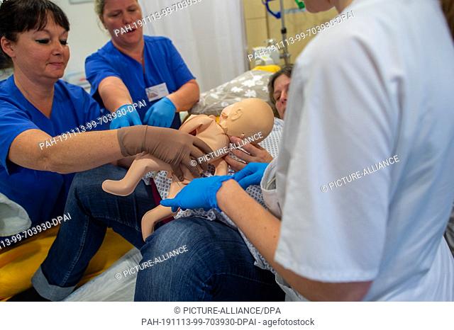08 November 2019, Saxony-Anhalt, Magdeburg: Doctors and midwives of the Magdeburg Clinic begin an emergency exercise in a birth room in the delivery room of the...