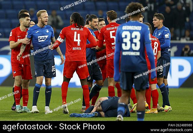 firo: 29.10.2021 Fuvuball: Soccer: 1st Bundesliga, 2021-2022, 10th matchday, TSG Hoffenheim - Hertha BSC, GER, image: v. left Tussle between Kevin Vogt (TSG...