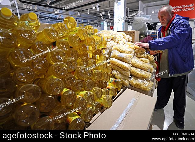 RUSSIA, MELITOPOL - FEBRUARY 28, 2023: A man approaches a stockpile of cooking oil and macaroni at the United Russia regional logistics centre for humanitarian...
