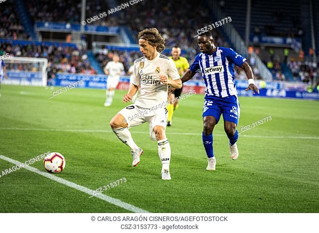 Luka Modric (L) competes for the ball with Wakaso Mubarak (R) during the La Liga match between Deportivo Alaves and Real Madrid CF at Estadio de Mendizorroza on...