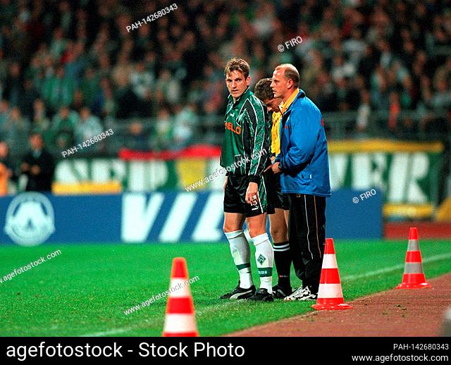 Soccer: 10/12/99 DFB-Pokal 3rd round: Werder Bremen - 1.FC Kaiserslautern 6: 5 nE coach Thomas Schaaf replaces Andreas Herzog Copyright by firo sportphoto: Tel