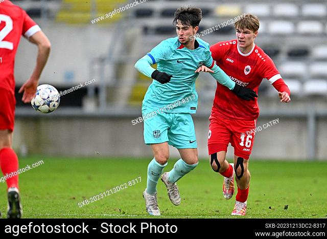 Hugo Alba (9) of Barcelona fighting for the ball with Semm Renders (16) of Antwerp during the Uefa Youth League matchday 6 game in group H in the 2023-2024...