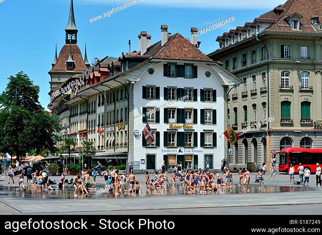 Children at the Bundesplatz, Canton, Water games, Water feature, Bernese Old Town, Federal Parliament, Old Town, Switzerland, Europe