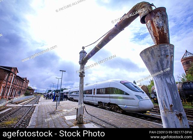 13 September 2023, Mecklenburg-Western Pomerania, Karow: Deutsche Bahn's ""advanced TrainLab"" test train stands behind the historic articulated water crane for...