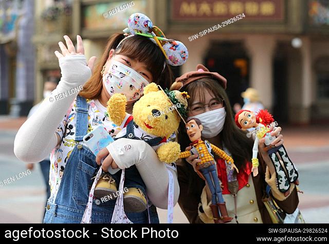 (200511) -- SHANGHAI, May 11, 2020 (Xinhua) -- Tourists pose for a photo inside the Shanghai Disneyland theme park in east China's Shanghai, May 11, 2020