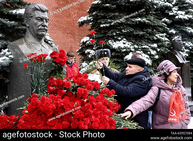 RUSSIA, MOSCOW - DECEMBER 21, 2023: People take part in a flower laying ceremony at Joseph Stalin's grave by the Kremlin Wall to mark the 144th birth...