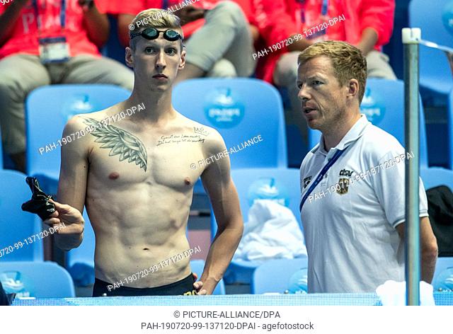 20 July 2019, South Korea, Gwangju: Swimming World Championship: Florian Wellbrock (l) talks to Bernd Berkhan, DSV team boss