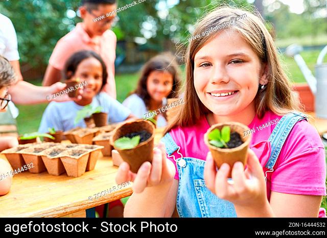 Mädchen mit Setzlingen lernt über Pflanzen und Biologie im ökologischen Ferienlager