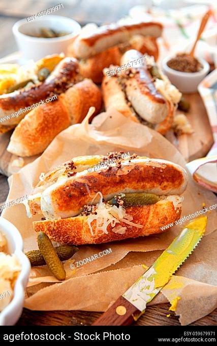 Leckere Hot Dogs mit Bratwurst und Sauerkraut