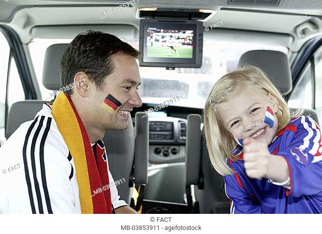 Watches television car, indoors, father, daughter, laughs, soccer game, in Car-Entertainment, monitor, technology conversation fun Autofahren vehicle