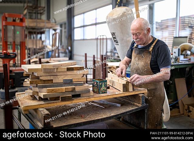 PRODUCTION - 11 October 2021, Bavaria, Eußenheim: The woodworker Karl Aßmann from the Büttnerei Aßmann during wood processing