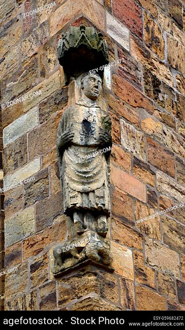 Statue at the Cathedral of Verden at the River Aller, Lower Saxony, Germany. Statue am Dom zu Verden an der Aller, Niedersachsen, Deutschland