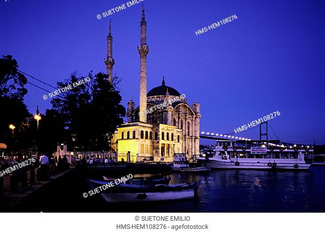Turkey, Istanbul, Bosphorus detroit, mosque and place Ortakoy
