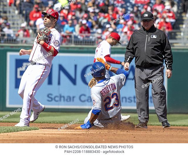 New York Mets center fielder Keon Broxton (23) steals second base in the second inning against the Washington Nationals at Nationals Park in Washington
