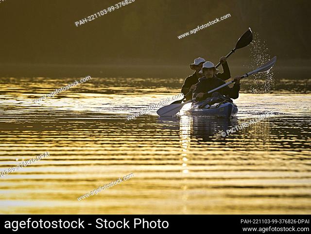 27 October 2022, Brandenburg, Wendisch Rietz: Two people are kayaking on the Springsee lake in the Dahme-Heideseen Nature Park