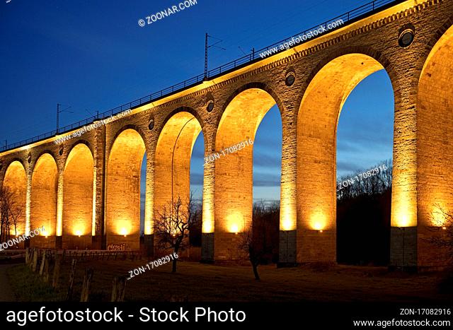 Beleuchtetes Viadukt am Abend, groesste Kalksandsteinbruecke Europas, Altenbeken, Ostwestfalen-Lippe, Nordrhein-Westfalen, Deutschland, Europa