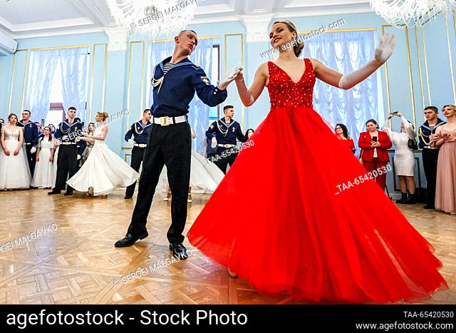 RUSSIA, SEVASTOPOL - 2 de diciembre de 2023: Una pareja baila durante una bola sostenida por el Movimiento Patriótico Militar Yunarmiya en el Salón Catherine...