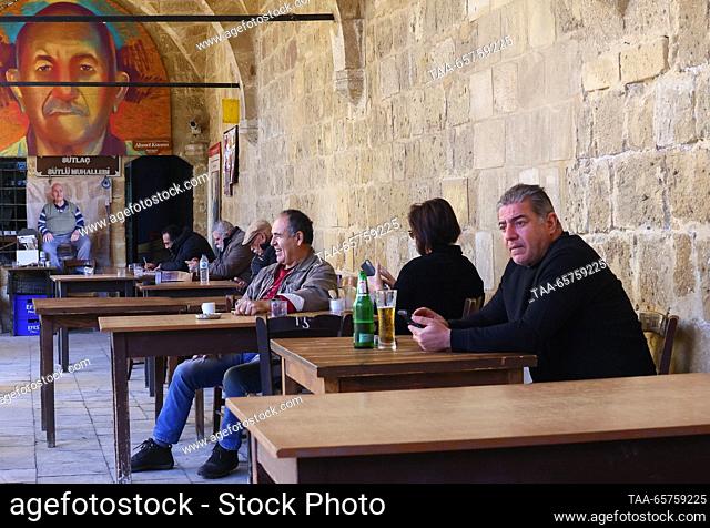 CYPRUS, NICOSIA - 14 de diciembre de 2023: Los ciudadanos visitan un café en Buyuk Han, un caravanserai del siglo XVI (en la calle)