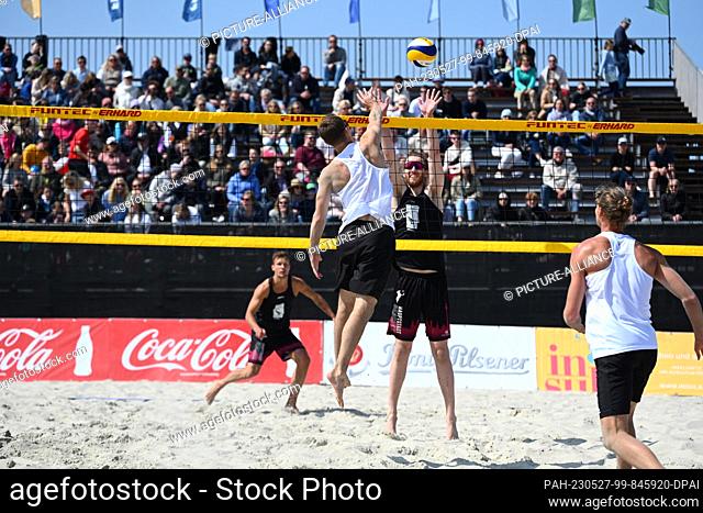 27 May 2023, Lower Saxony, Norderney: The team of "" Hauptstadt Beacher e.V/ VC Olympia Berlin "" with Eric Stadie and Niklas Rudolf ( black jerseys ) play...