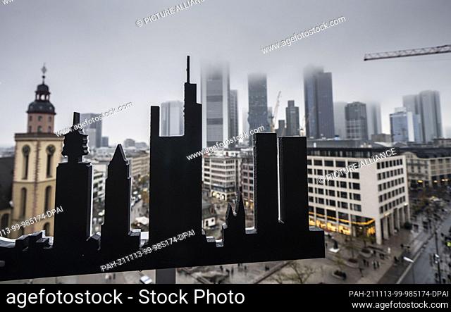 13 November 2021, Hessen, Frankfurt/Main: A stylized silhouette of the Frankfurt skyline as a backdrop for selfie shots is seen on the roof of a department...