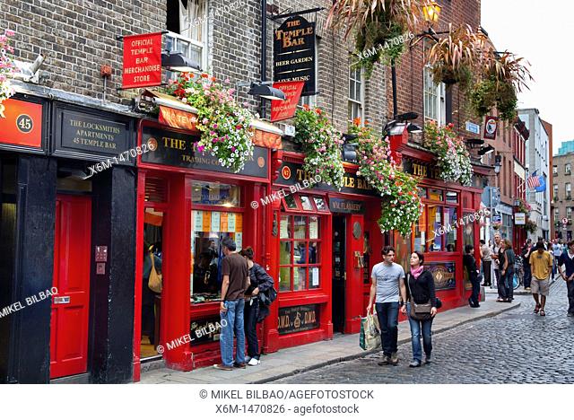 Street and pub in Temple Bar  Dublin  Ireland