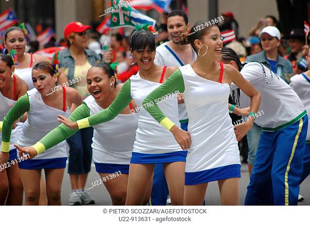 New York City (USA): girls dancing along the 5th Avenue during the Puerto Rican parade