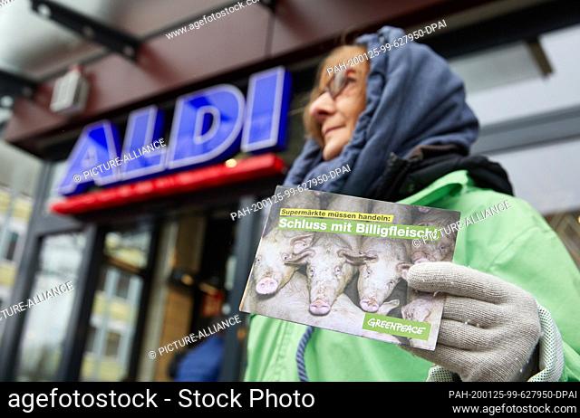 25 January 2020, Hamburg: A Greenpeace activist is standing in front of an Aldi supermarket holding a card in her hand that reads: ""Supermarkets must act: No...