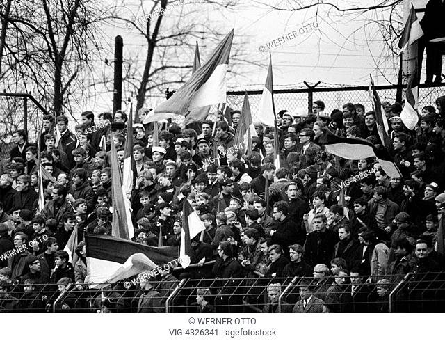 Fussball, DFB-Pokal, 1. Runde, Saison 1966/1967, Glueckaufkampfbahn in Gelsenkirchen, Schalke 04 gegen Borussia Moenchengladbach 4:2, Zuschauerkulisse