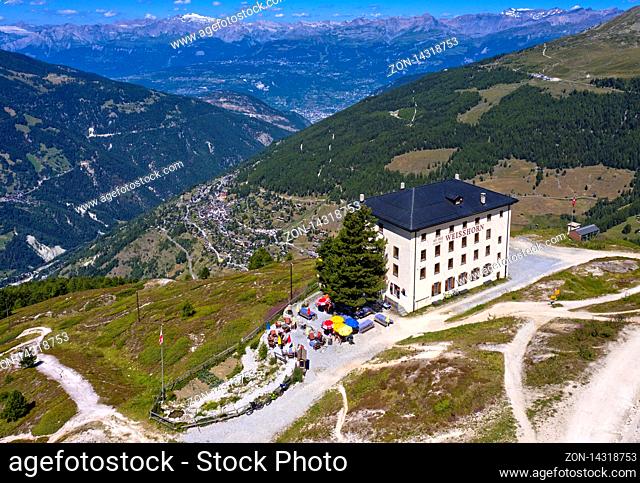 Hotel Weisshorn über dem Tal Val d'Anniviers, Saint-Luc, Wallis, Schweiz / Weisshorn Hotel above the valley Val d'Anniviers, Saint-Luc, Valais, Switzerland