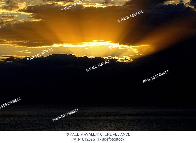 Sunburst over the Great Southern Ocean, Australia. | usage worldwide. - /Western Australia/Australia