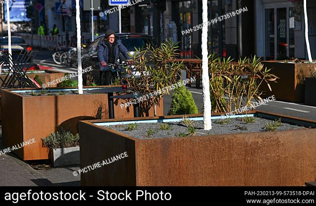 PRODUCTION - 09 February 2023, Hesse, Frankfurt/Main: Large planters stand on Oeder Weg at the edge of the roadway in areas that could previously be used for...