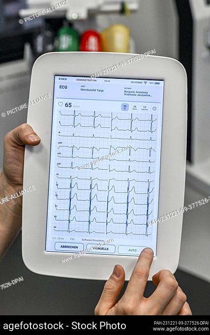 PRODUCTION - 13 December 2023, Berlin: An ECG displayed on a tablet in the e-health show practice of the Berlin Association of Statutory Health Insurance...