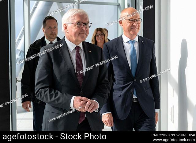 07 June 2022, Baden-Wuerttemberg, Rottweil: German President Frank-Walter Steinmeier (l) walks next to Ralf Broß (independent), Mayor of Rottweil