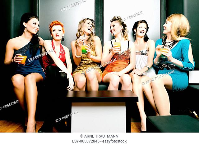 Frauen in einem Club oder einer Disco mit Cocktails