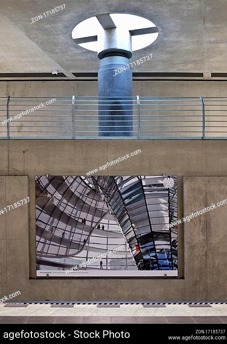 U-Bahnhof Bundestag mit einem Foto von der Innenansicht der Kuppel des Reichstages, Regierungsviertel, Berlin-Mitte, Berlin, Deutschland, Europa