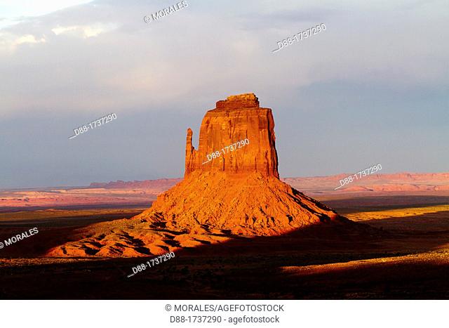 USA, Arizona, Monument Valley Tribal Park, Navajo Indian reservation, desert scenery , West Mitten Butte