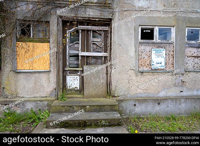 28 May 2021, Mecklenburg-Western Pomerania, Tribsees: A ruined house stands in the Karl-Marx-Straße of Tribsees. The town on the Trebel River is over 700 years...