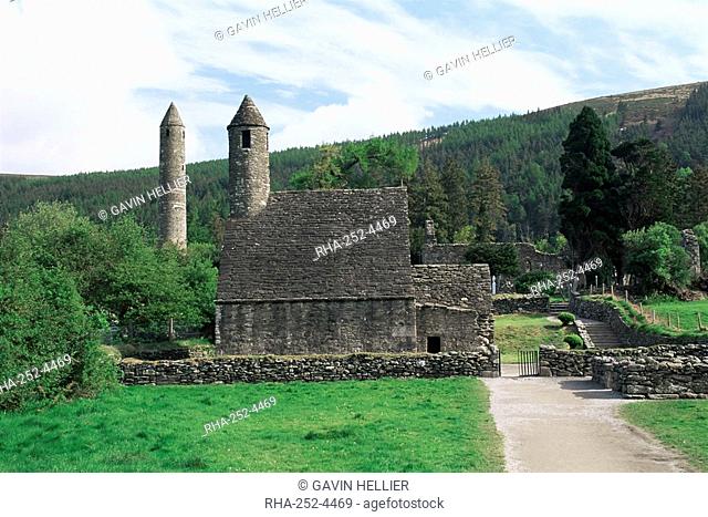 Monastic gateway, round tower dating from 10th to 12th centuries, Glendalough, Wicklow Mountains, County Wicklow, Leinster, Eire Republic of Ireland, Europe