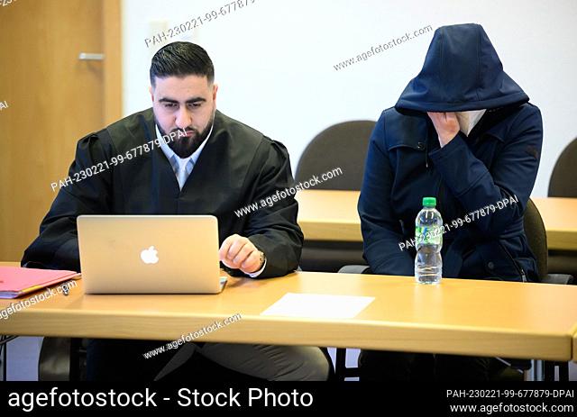 21 February 2023, Lower Saxony, Hildesheim: The defendant (r) sits with her lawyer Velit Tümenci in the courtroom at Hildesheim Regional Court