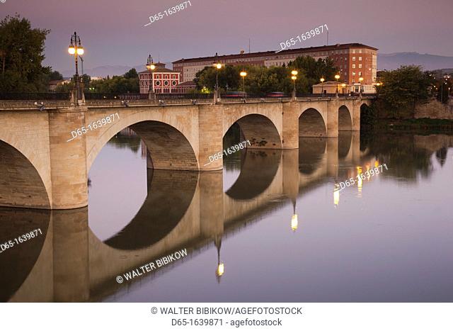 Spain, La Rioja Region, La Rioja Province, Logrono, Puente de Piedra bridge, Ebro River, dawn