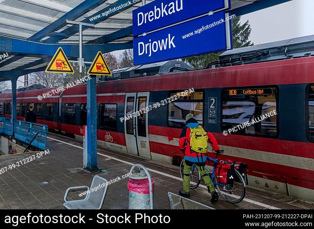 07 December 2023, Brandenburg, Drebkau: Passengers board a regional express train at a regional station. The upcoming strike by employees organized in the GdL...