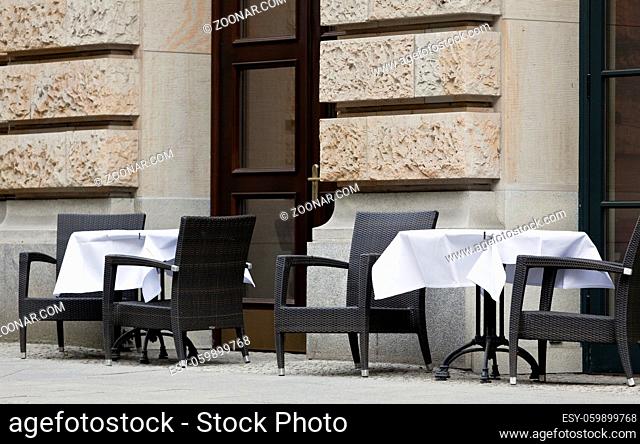Stühle und Tisch außerhalb einer Gaststätte